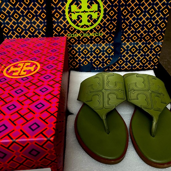 Tory Burch Shoes - Tory Burch Jamie Full Logo Thong in Daphne Green